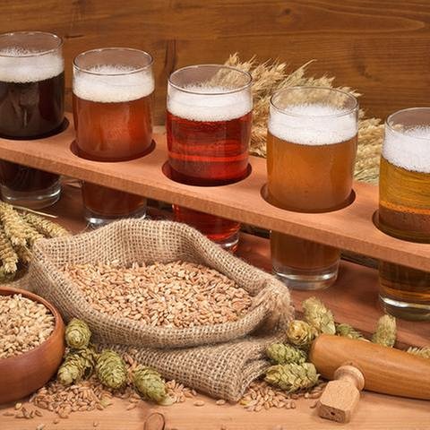 Verschiedene Biersorten steehen in Gläsern in einer Holzhalterung. (Foto: Getty Images, Thinkstock -)