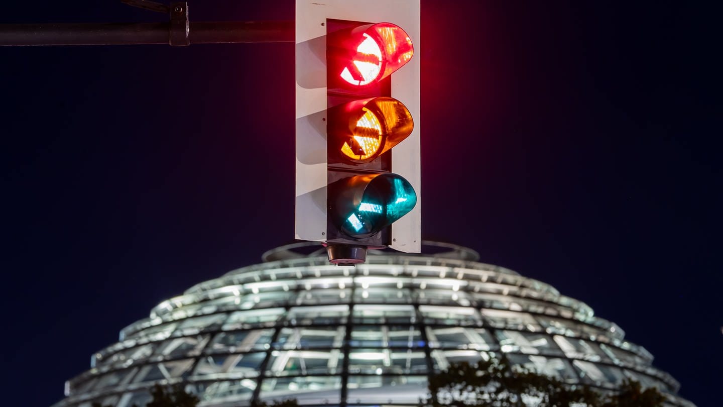 Ampelkoalition steht: Ampel vor der Reichstagskuppel
