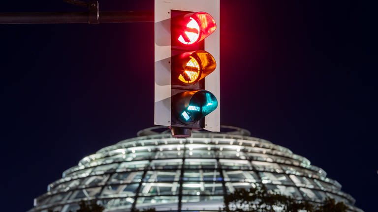 Ampelkoalition steht: Ampel vor der Reichstagskuppel (Foto: dpa Bildfunk, picture alliance/dpa)