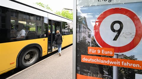 Hinweistafel für das 9-Euro-Ticket an einer Bushaltestelle  (Foto: dpa Bildfunk, picture alliance/dpa)