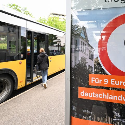 Hinweistafel für das 9-Euro-Ticket an einer Bushaltestelle  (Foto: dpa Bildfunk, picture alliance/dpa)