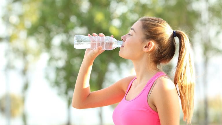 Frau trinkt Wasser aus der Flasche (Foto: Colourbox, Lizenzfreies Bild)