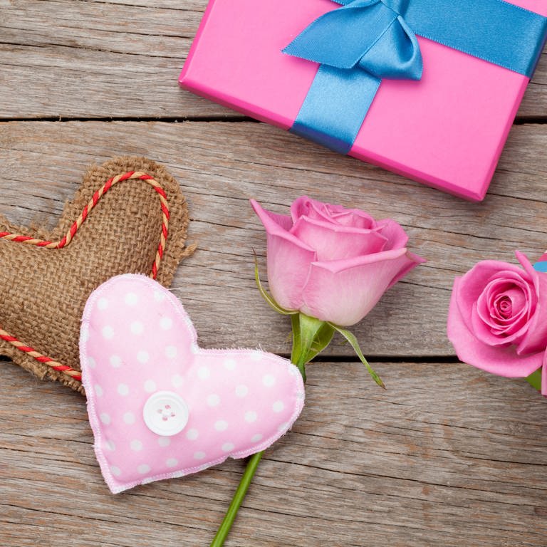 Geschenke, Karte und Herz in rosa