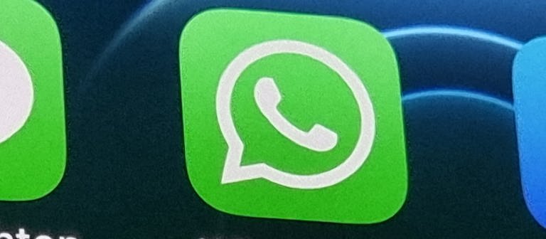 Die Anwendung von WhatsApp auf einem iPhone 12. Die monatelange Kontroverse um die neuen Datenschutz-Regeln bei WhatsApp hat für Facebooks Chatdienst bisher nur geringe Folgen in Deutschland.  (Foto: dpa Bildfunk, picture alliance/dpa | Christoph Dernbach)