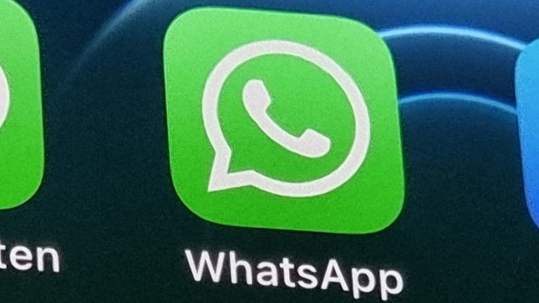 Die Anwendung von WhatsApp auf einem iPhone 12. Die monatelange Kontroverse um die neuen Datenschutz-Regeln bei WhatsApp hat für Facebooks Chatdienst bisher nur geringe Folgen in Deutschland.  (Foto: dpa Bildfunk, picture alliance/dpa | Christoph Dernbach)