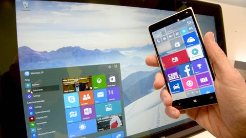 Das neue Betriebssystem Windows 10 für Smartphones und PC gezeigt (Foto: dpa Bildfunk, picture alliance / Peter Steffen/dpa)