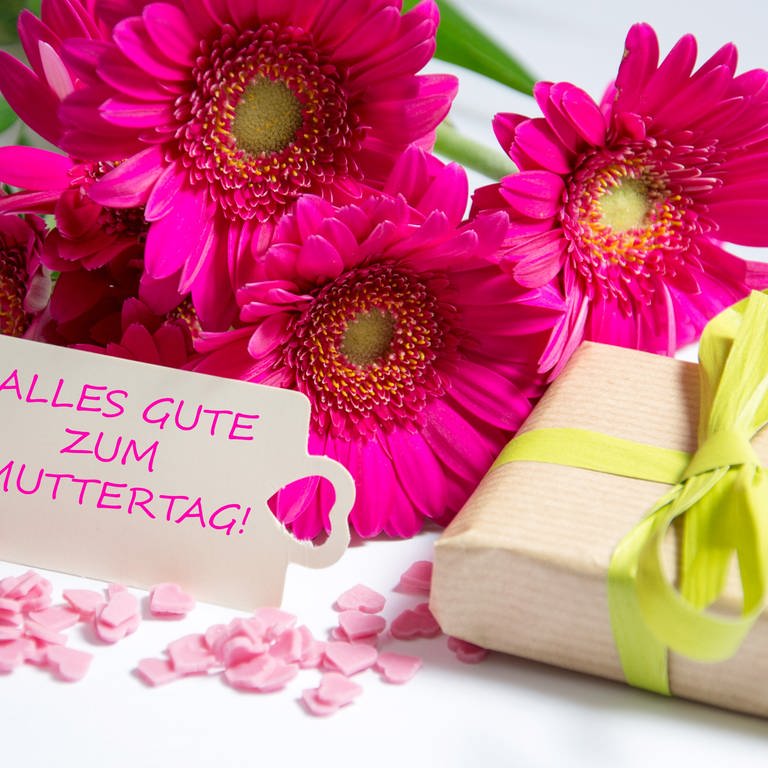 Blumen und Geschenk zum Muttertag (Foto: Colourbox)