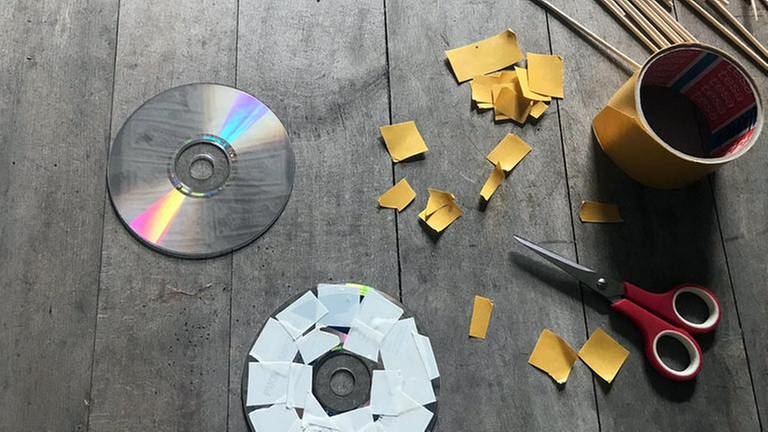 Eine ausgediente CD mit doppelseitigem Klebeband bekleben. (Foto: Privat - Karolin Happel)