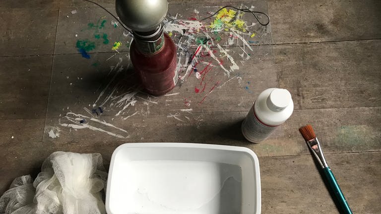 Fertigen Sie in einer Schüssel eine Mischung aus weißem Bastelleim und etwas Wasser (Mischungsverhältnis 2:1) an.  (Foto: Karolin Happel)