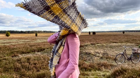 Frau mit gehäeltem Karoschal (Foto: Antonias Haacks)