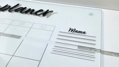 Linien fürs Board können Sie mit einem Schneidegerät aus einer Klebefolie zuschneiden, oder eine dünne Rolle (3mm) Vinylklebeband für Whiteboards kaufen.  (Foto: Lisa Vöhringer)