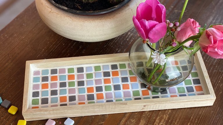 Die Mosaik-Technik eignet sich für alle glatten Oberflächen und kann auf Blumentöpfe, Tischplatten, Böden oder Treppen angewendet werden. (Foto: Parvati Sauer)