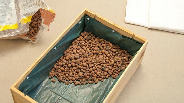 Um Staunässe zu verhindern wird Granulat etwa zwei Zentimeter hoch eingefüllt. (Foto: Privat - Martina Lammel)