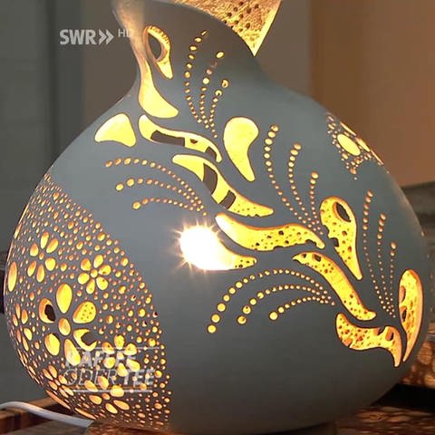 Leuchtender Kalebasse mit kunstvollem Loch-Muster (Foto: SWR)