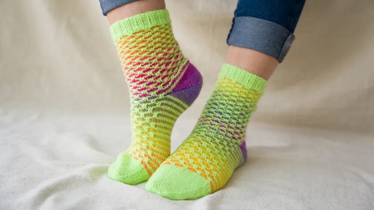 bunte Socken mit Hebemaschenmuster (Foto: Felix Brunnbauer)
