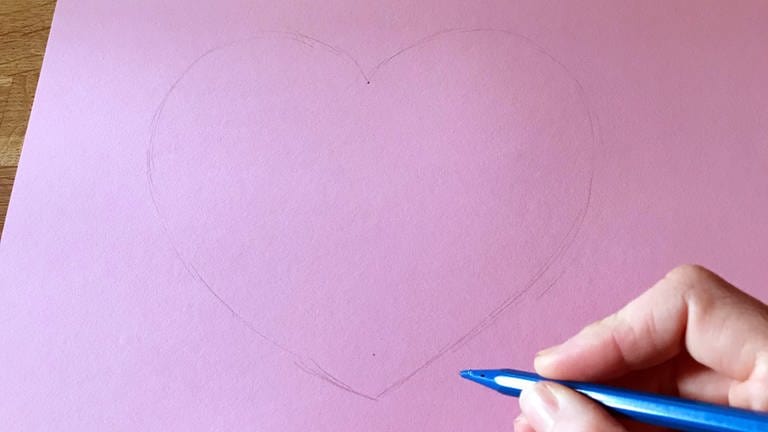 Ein Herz in gewünschter Größe mit Bleistift auf Tonpapier oder Tonkarton aufzeichnen. (Foto: Karolin Happel)