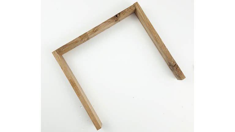 Wenn Sie einen Holzgriff möchten, nehmen Sie nun 3 Klötzchen und fixieren diese mit Leim und zwei kleinen Nägeln.  (Foto: Lisa Vöhringer)