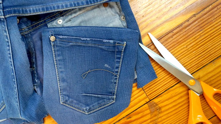  Zunächst einmal eine Gesäßtaschen grob mit 1,5 cm Abstand zu den Kanten aus der Jeans ausschneiden. (Foto: Laura Wilhelm)