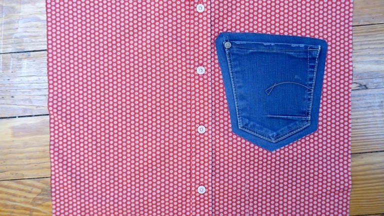 Das Trägerpapier abziehen und die Tasche auf die Kissenrückseite aufbügeln.  (Foto: Laura Wilhelm)