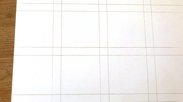Sollen zwischen den geschnittenen Formen Abstände sein, so zeichne ich zwischen den Quadraten jeweils etwa halb so breite Streifen ein.  (Foto: Karolin Happel)
