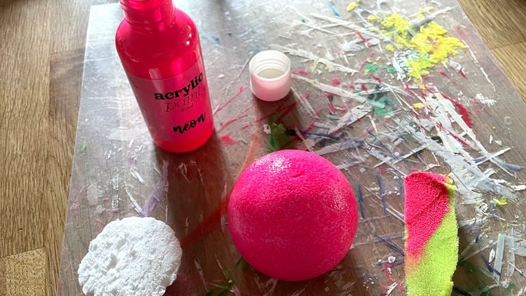 Die Styroporkugel mit einem Schwämmchen mit Acrylfarbe im gewünschten Farbton betupfen.  (Foto: Karolin Happel)