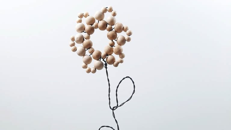 Blumendeko aus Holzperlen (Foto: Lisa Vöhringer)