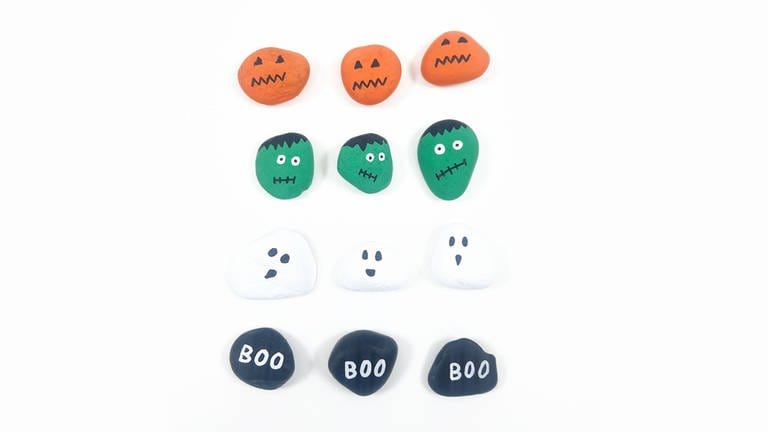 Damit ein Tic-Tac-Toe-Spiel daraus wird, werden jeweils fünf Kastanien oder Steine im identischen Design benötigt. 