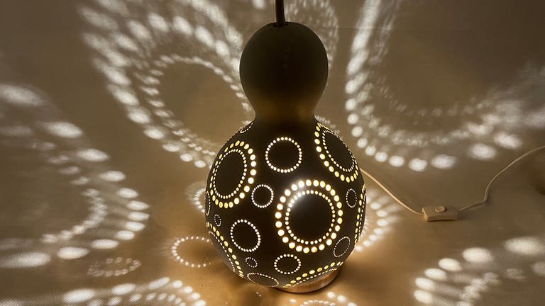 Lampe aus Flaschenkürbis (Foto: Yesim Erdem)