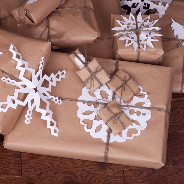Verpackte Geschenke aus Packpapier - nachhaltig und einfach (Foto: Colourbox)