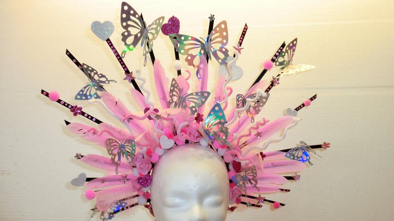 Wer möchte, kann den Haarreifen auch mit Schmetterlingen und Federn dekorieren.  (Foto: Simone Schneider)