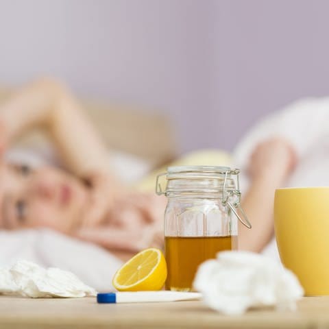 Erkältete Frau liegt im Bett (Foto: Colourbox)