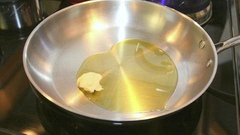 Butter wird in einer Pfanne zerlassen. (Foto: Getty Images, Thinkstock -)