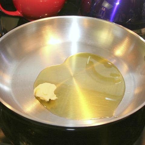 Butter wird in einer Pfanne zerlassen. (Foto: Getty Images, Thinkstock -)