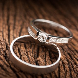 Ring mit Diamanten besetzt  (Foto: Colourbox)