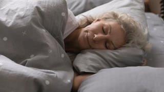 Guter Schlaf trotz Allergie: Frau schläft im Bett (Foto: Colourbox)