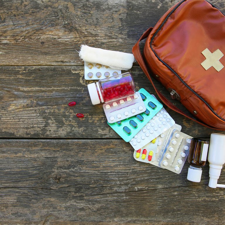 Kleine Tasche mit Medikamenten (Foto: Getty Images, iStockphoto)