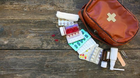 Kleine Tasche mit Medikamenten (Foto: Getty Images, iStockphoto)