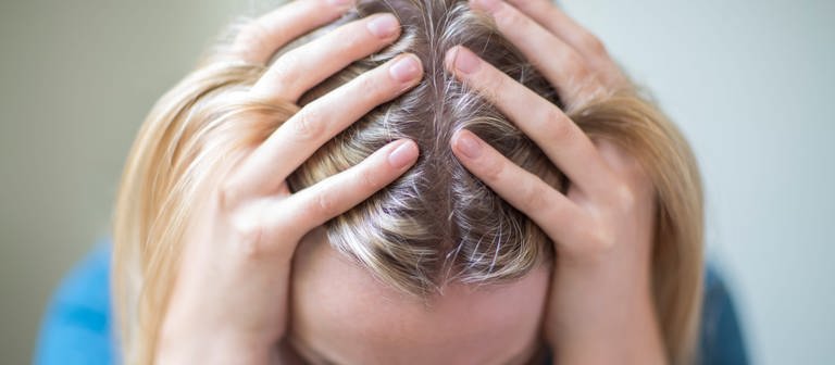 Ängste und Depression: Frau schlägt Hände über den Kopf (Foto: Colourbox, Daisy Daisy)