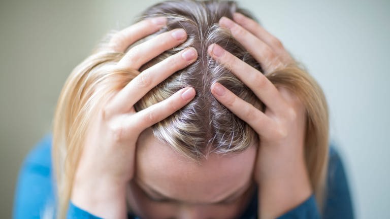 Ängste und Depression: Frau schlägt Hände über den Kopf (Foto: Colourbox, Daisy Daisy)