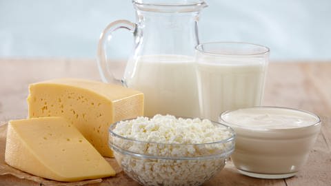 verschiedene Milchprodukte, wie Milch und Käse (Foto: Colourbox)
