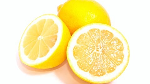 Zitrone und eine aufgeschnittene Zitrone (Foto: Colourbox)
