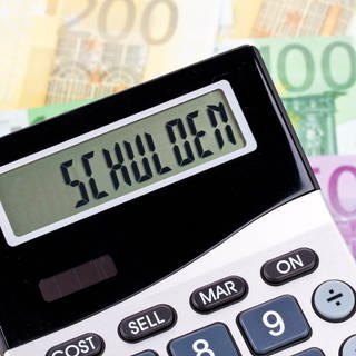 Taschenrechner mit Schulden und Geldscheinen (Foto: Colourbox, Erwin Wodicka)