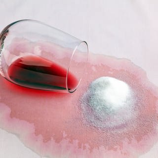 Flecken: Umgekipptes Rotwein Glas und Salz (Foto: Colourbox, Erwin Wodicka)