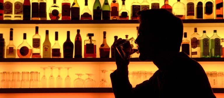 Mann trinkt Alkohol (Foto: dpa Bildfunk, Bild-ID: 39759503)