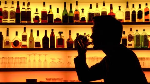 Mann trinkt Alkohol (Foto: dpa Bildfunk, Bild-ID: 39759503)