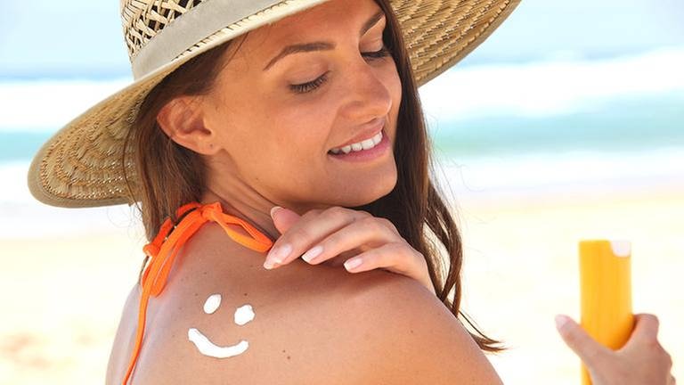 Frau hat Sonnencreme-Smiley auf dem Rücken (Foto: © Colourbox.de -)