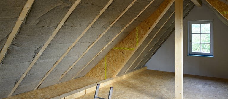 Ökologisch nachhaltige Dämmung eines Dachstuhls mit Hanf (Foto: IMAGO, Bild-Nummer: 0062573638)