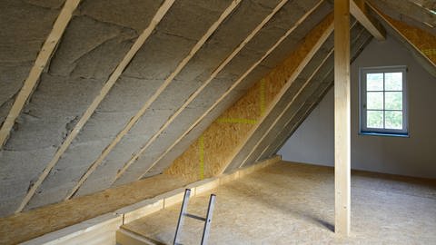 Ökologisch nachhaltige Dämmung eines Dachstuhls mit Hanf (Foto: IMAGO, Bild-Nummer: 0062573638)
