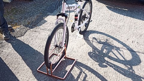 Fahrrad mit selbstgebauten Ständer (Foto: SWR, Ralf Haberbosch)