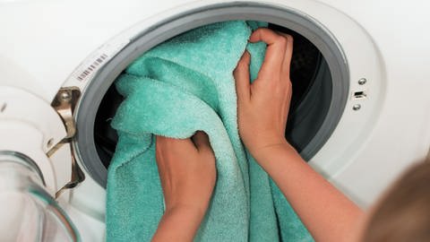 Handtücher in der Waschmaschine bei 60 Grad waschen (Foto: Colourbox)